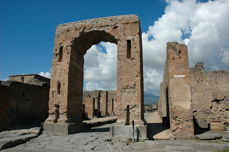 Pompeii escursion traveler with private car guide tour